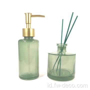 Set kamar mandi kaca berwarna dengan botol parfum